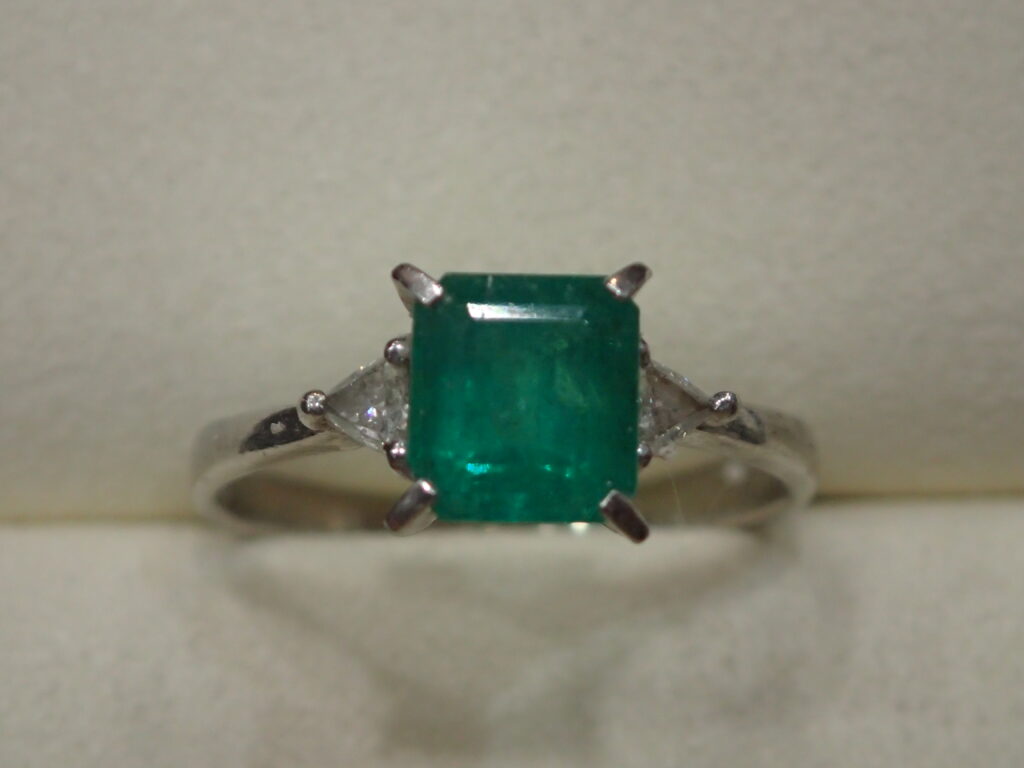 函館のアルタマート五稜郭店で買取した エメラルド ダイヤリング Pt900 1.36ct
