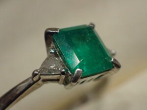 函館のアルタマート五稜郭店で買取した エメラルド ダイヤリング Pt900 1.36ct