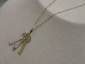 函館のアルタマート五稜郭店で買取した金 ネックレス 18KT ITALY スリーカラー キーデザイン ロングネックレス