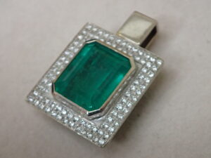 函館のアルタマート五稜郭店で買取したダイヤ ネックレストップ K18WG 大粒天然エメラルド 6.57ct ダイヤ ネックレストップ