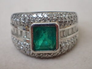 函館のアルタマート五稜郭店で買取したエメラルド指輪Pt900 天然エメラルド 1.01ct ダイヤ指輪