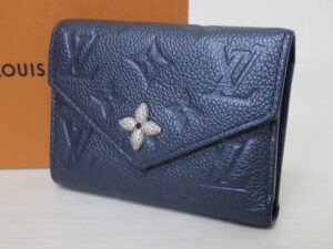 函館のアルタマート五稜郭店で買取したルイヴィトンウォレットLOUIS VUITTON ポルトフォイユヴィクトリーヌ M82667 コンパクトウォレット